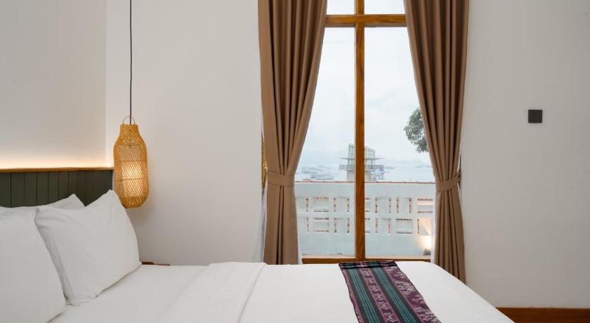 Foto Sea View Deluxe Room with Balcony 10