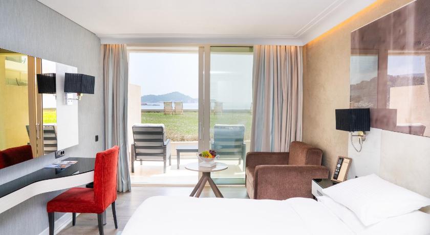 Image of Superior Double Room with Garden View (Partial Sea View) 3