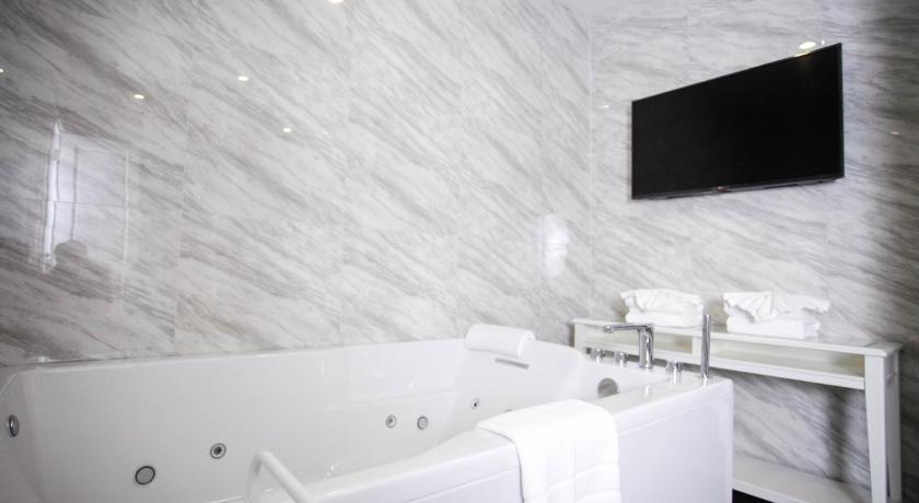 Image of Suite 16