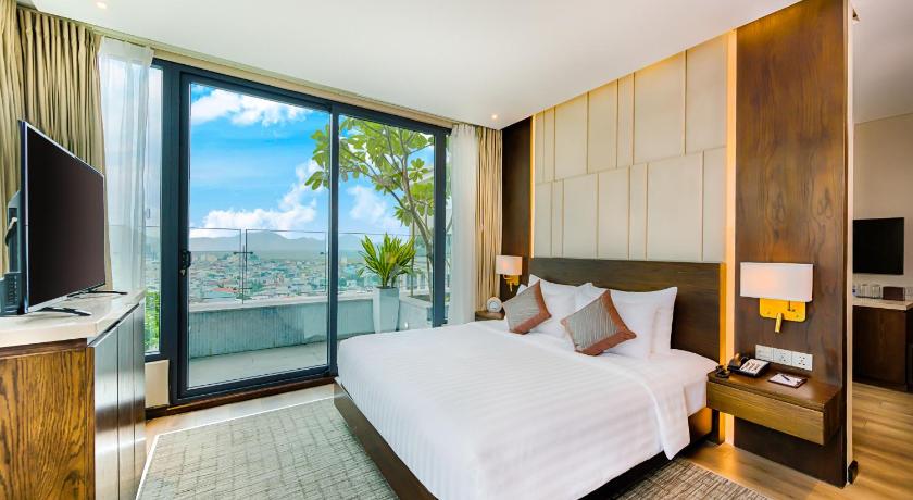 Image of Suite with Balcony 4