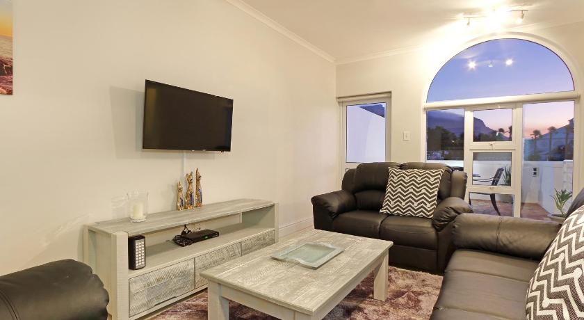 Camps Bay Beach Apartment - image 3