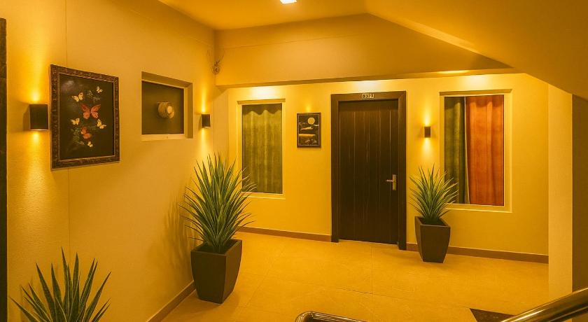 Roomquet Comfort Inn - image 16
