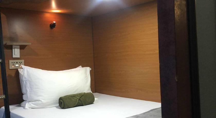 Cebu Papabo Backpackers Mactan 5-Star Hotel room