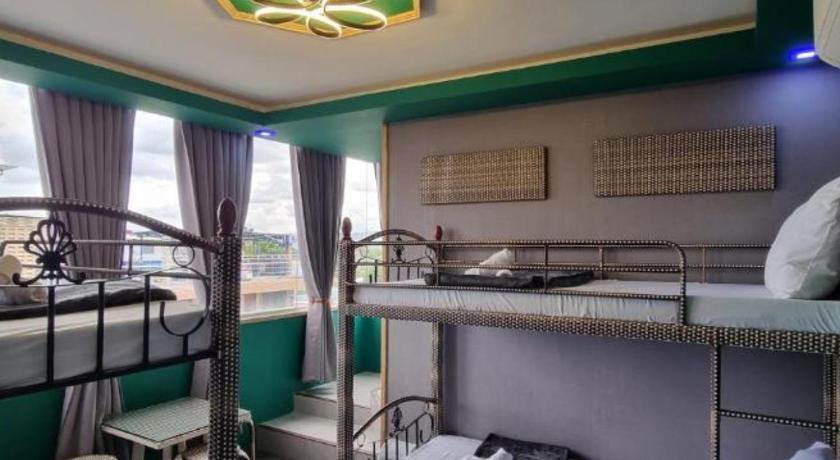 Cebu Papabo Backpackers Mactan 5-Star Hotel pool