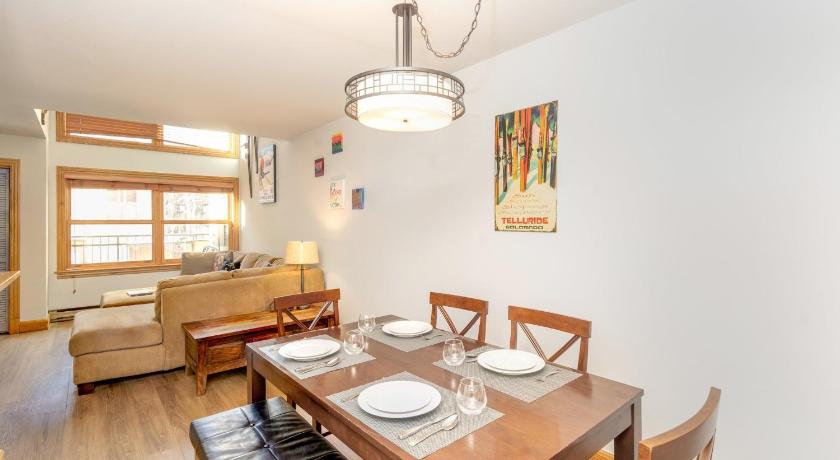 Telluride (CO) Ski In Out Lift 7! Deck, Hot Tub, Garage Parking condo 4-Star Accommodation lobby