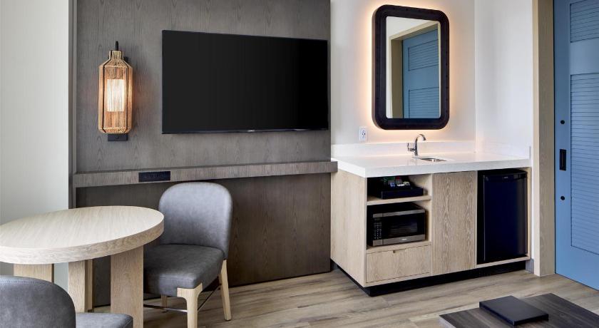 Image of 2 Queen Deluxe Suite 7