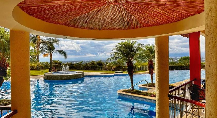 CR MARIPOSA RENTALS lakeview, spacious penthouse with office, pool, gym, Jacuzzi