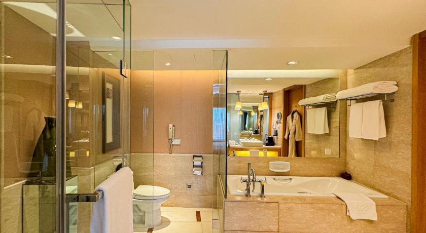 Image of JUNIOR SUITE, 1 King Size Bed, Club Sofitel Access, City / Gardens View 8