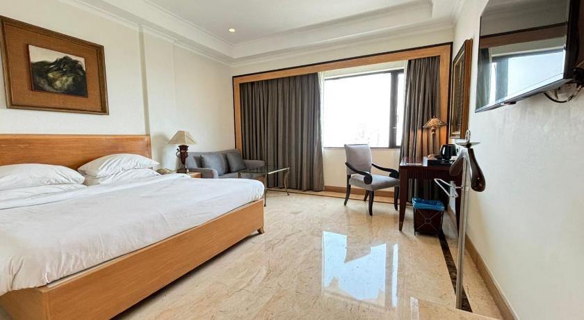 Image of Deluxe Room - • Happy Hours – Buy 1 Get 1 on Alcoholic Beverages • 15% Off on À-la-carte Food & Beverage Services • 10% Off on Laundry Services 1
