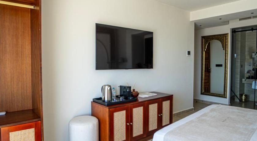 Image of Superior Suite with Sea View 12