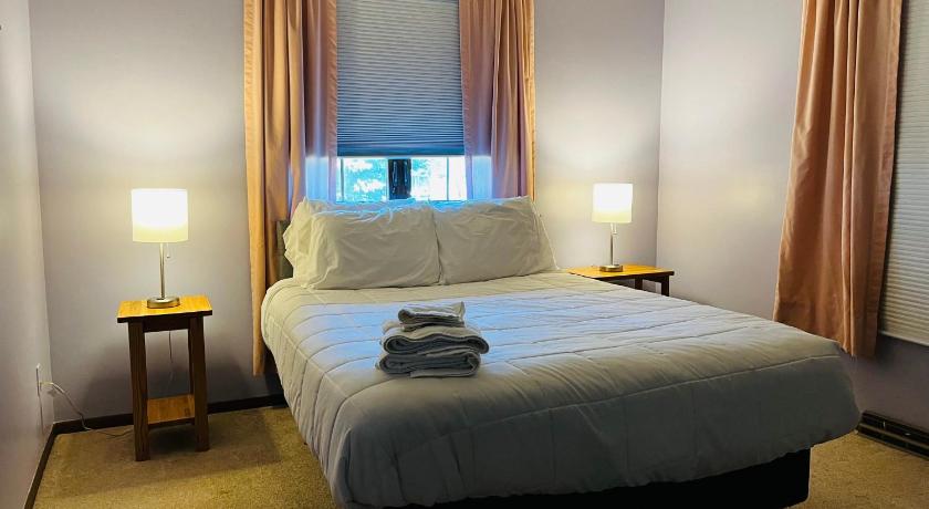 Greencastle (IN) Near Shopping & Dining- The South Bend Bungalow 4-Star Accommodation view