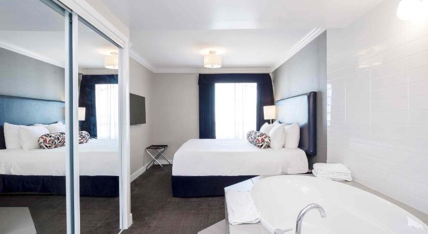 Image of Jacuzzi Suite, 1 King Bed, Kitchen 0