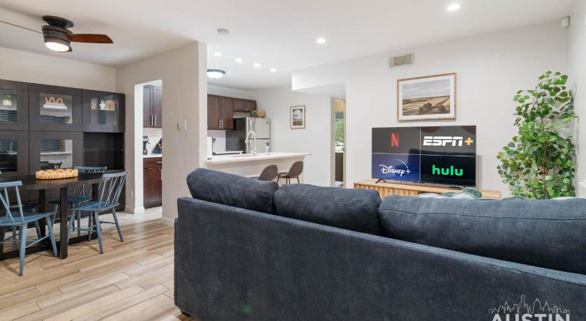 オースティン 1BR 1BA Pet Friendly Condo w Pool, Gym, Walk to SoCo and Lake by Austin Vacay 4つ星 宿泊施設 客室