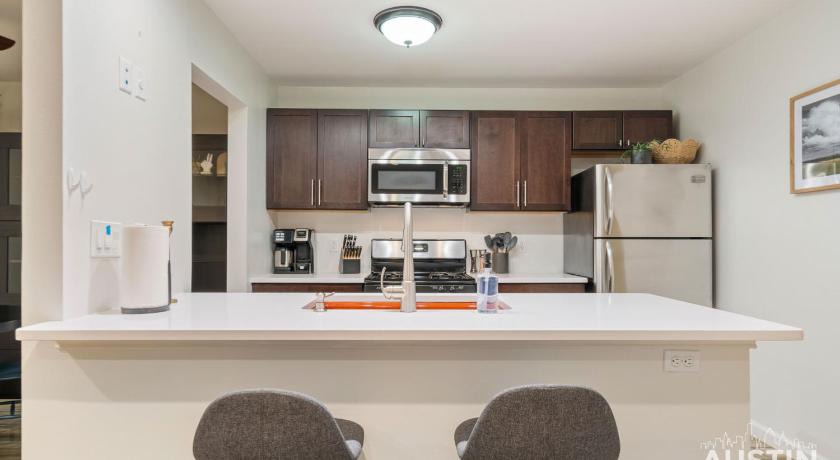 オースティン 1BR 1BA Pet Friendly Condo w Pool, Gym, Walk to SoCo and Lake by Austin Vacay 4つ星 宿泊施設 施設