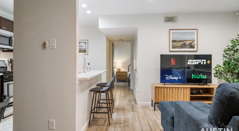 オースティン 1BR 1BA Pet Friendly Condo w Pool, Gym, Walk to SoCo and Lake by Austin Vacay 4つ星 宿泊施設 スイート