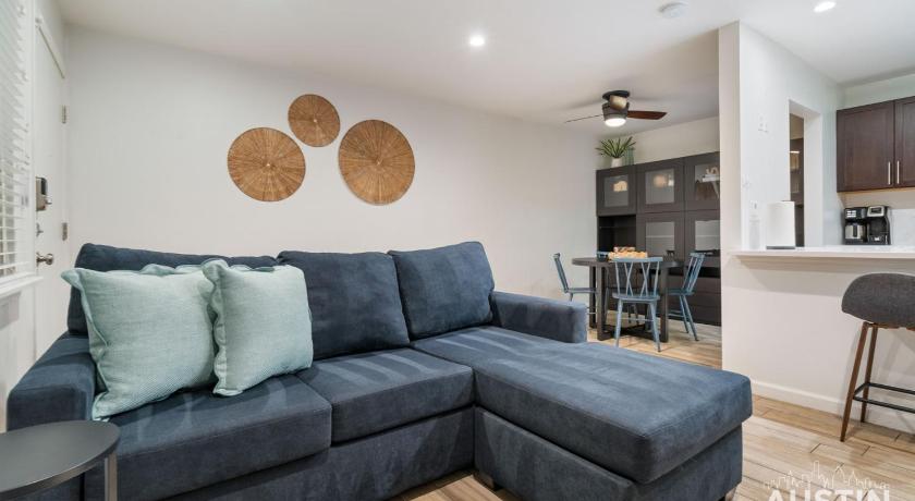 オースティン 1BR 1BA Pet Friendly Condo w Pool, Gym, Walk to SoCo and Lake by Austin Vacay 4つ星 宿泊施設 スイート