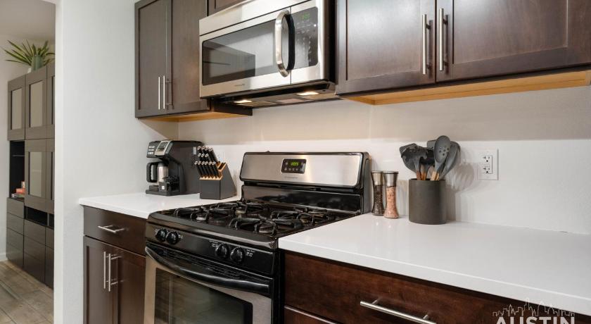 オースティン 1BR 1BA Pet Friendly Condo w Pool, Gym, Walk to SoCo and Lake by Austin Vacay 4つ星 宿泊施設 眺望