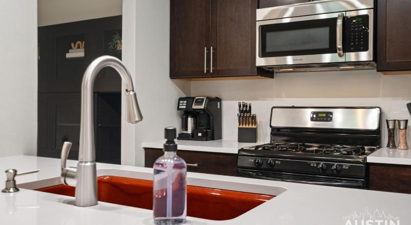 オースティン 1BR 1BA Pet Friendly Condo w Pool, Gym, Walk to SoCo and Lake by Austin Vacay 4つ星 宿泊施設 客室