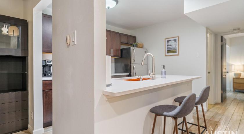 オースティン 1BR 1BA Pet Friendly Condo w Pool, Gym, Walk to SoCo and Lake by Austin Vacay 4つ星 宿泊施設 眺望