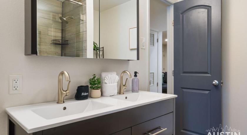 オースティン 1BR 1BA Pet Friendly Condo w Pool, Gym, Walk to SoCo and Lake by Austin Vacay 4つ星 宿泊施設 外観