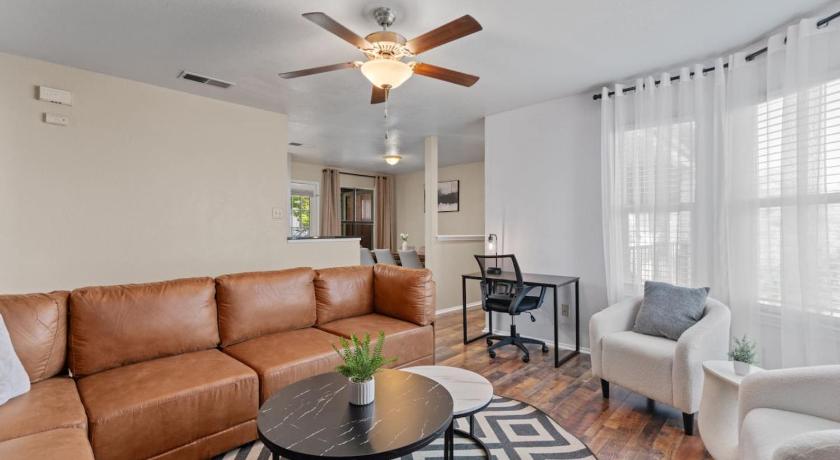 Joliville (TX) Lux Private Retreat - King Bed 4-Star Accommodation suite