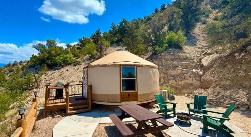 Yurt Overlook #01 with AC and Private Bath King Suite