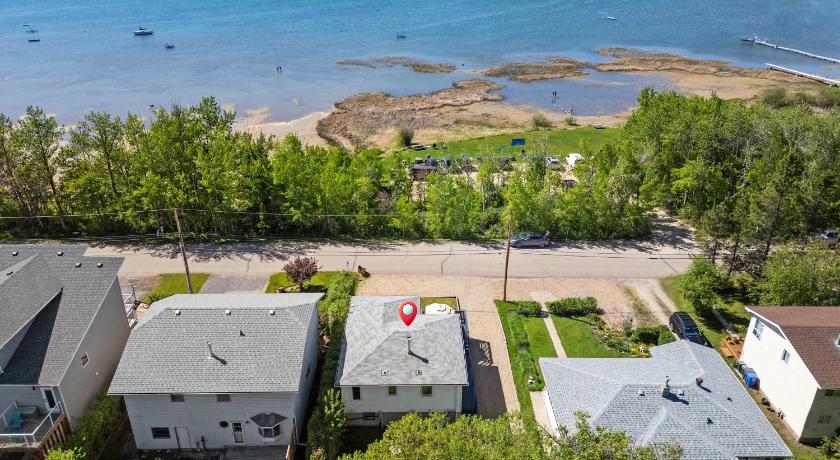 Kinepik Cottage Sunroom with Beach Access