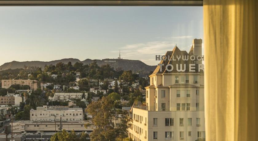 Image of Queen Room - Communications Accessible with Hollywood Sign View 3