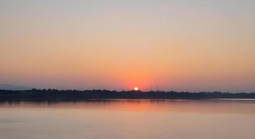 ナコーンパノム Baan Rim Khong Hotel 3つ星 ホテル スイート