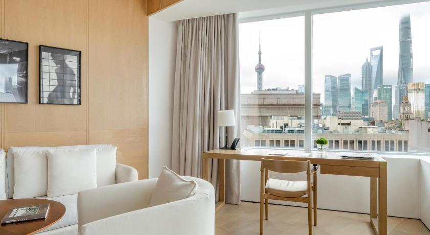 Image of Guest room, 1 King, Pearl Tower view 5