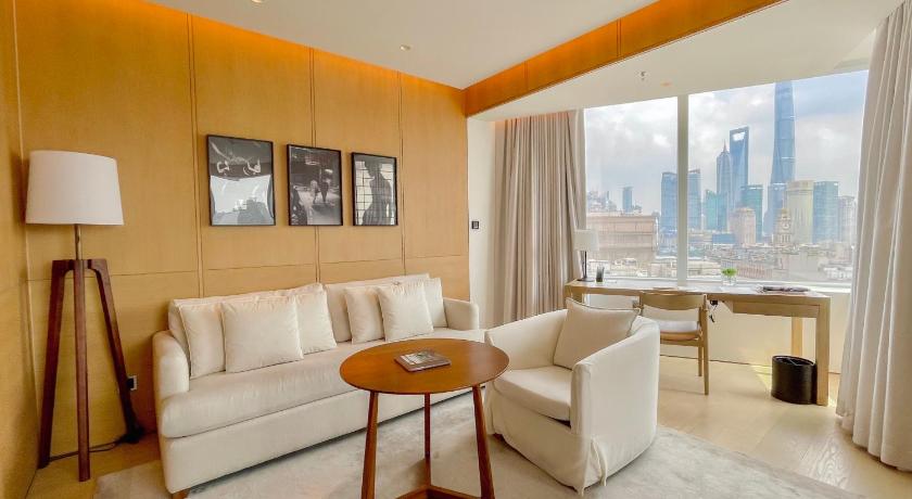 Image of Guest room, 1 King, Pearl Tower view 3