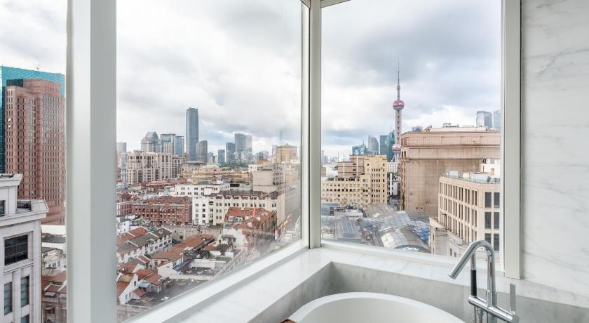 Image of Guest room, 1 King, Pearl Tower view 9