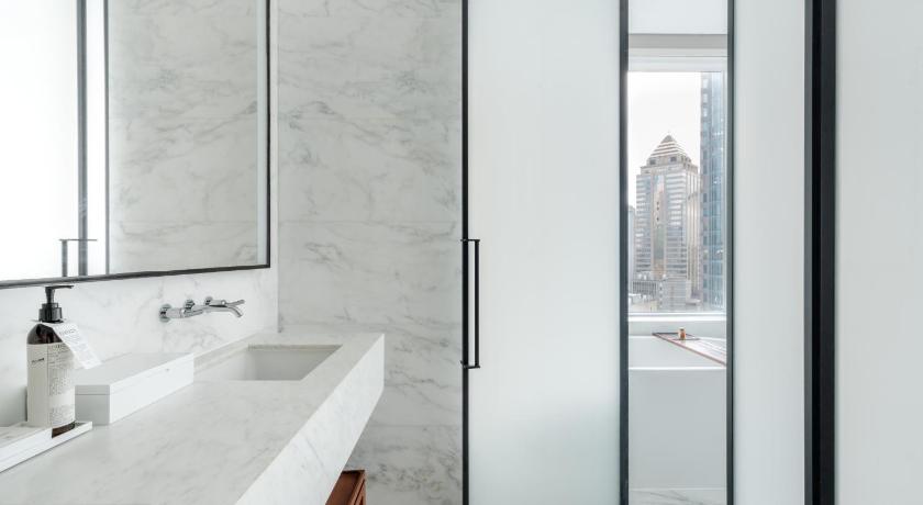 Image of Guest room, 1 King, Pearl Tower view 11