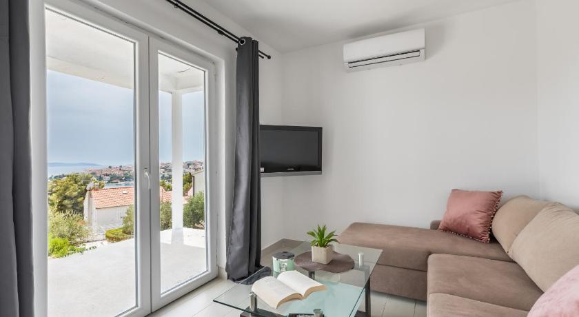 Ciovo sunny apartment