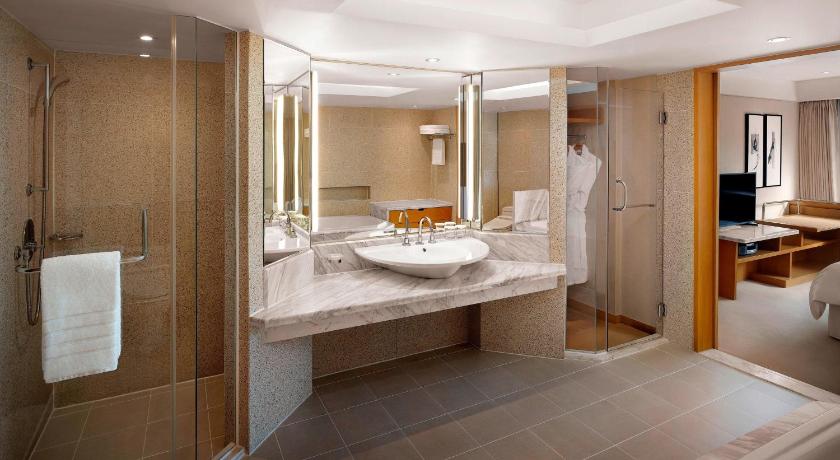 Image of Executive Beach Suite, Club lounge access, 1 Bedroom Suite, King, Haeundae Beach view 2