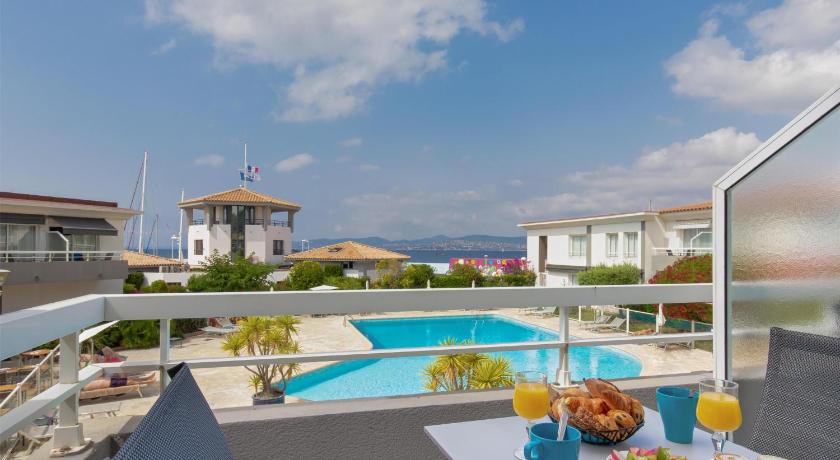 Image of Suite - 1 Queen Bed, Nonsmoking, Separate Bedroom, Two Sofabeds, Pool View 1