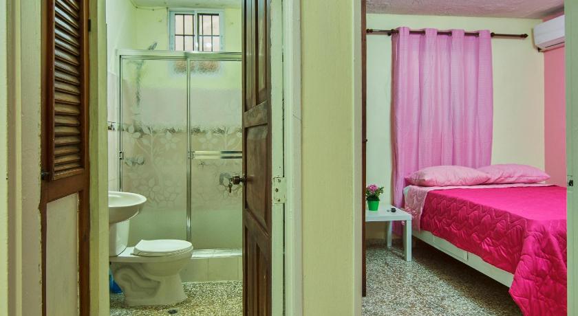 Bathroom, Queen of Hearts Apartahotel in Santo Domingo