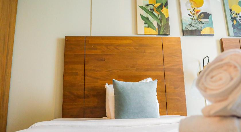 Image of Neighborhood View Twin with Kitchenette 15
