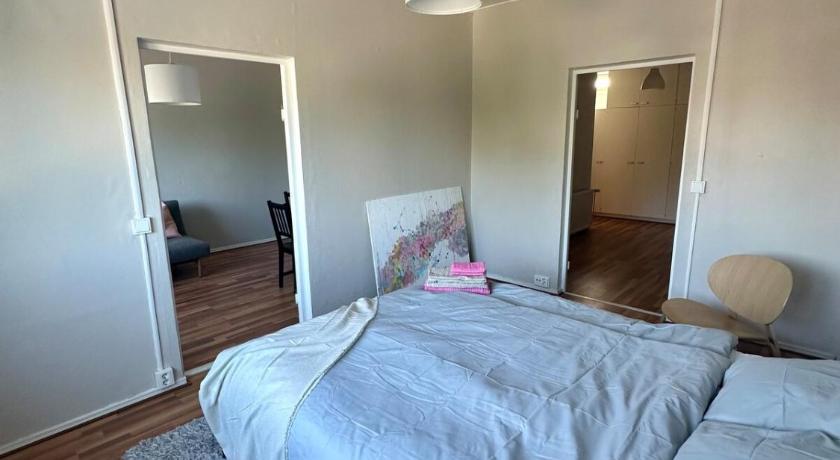 Stylish 2 Bed Central Apartment with Park View