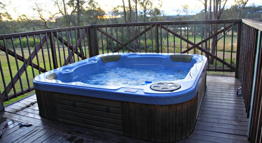 a bath tub sitting next to a pool of water, Manzanilla Ridge in Hunter Valley