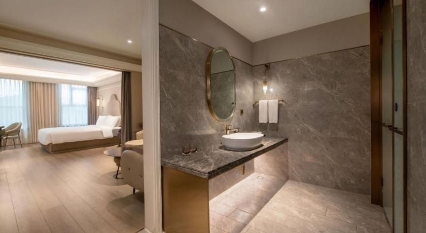 Image of Deluxe Suite with 1 Kingsize Bed 3