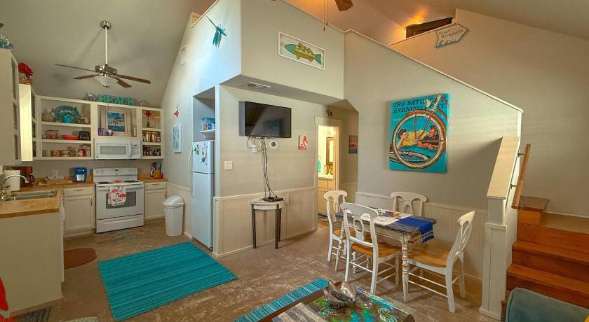 Fulton (TX) Pink Flamingo Bungalow 3-Star Accommodation view
