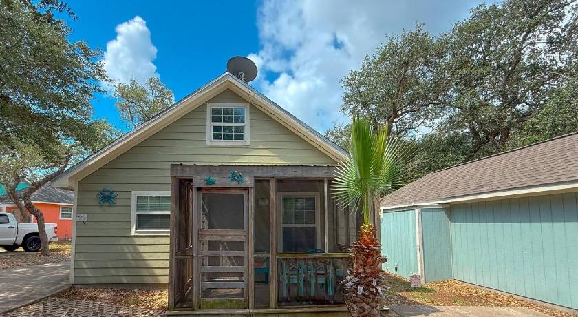 Fulton (TX) Pink Flamingo Bungalow 3-Star Accommodation view