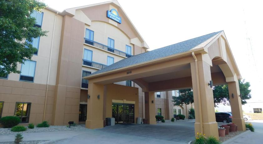 Days Inn & Suites by Wyndham Cedar Rapids