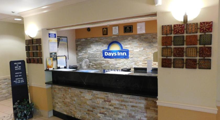 Days Inn & Suites by Wyndham Cedar Rapids