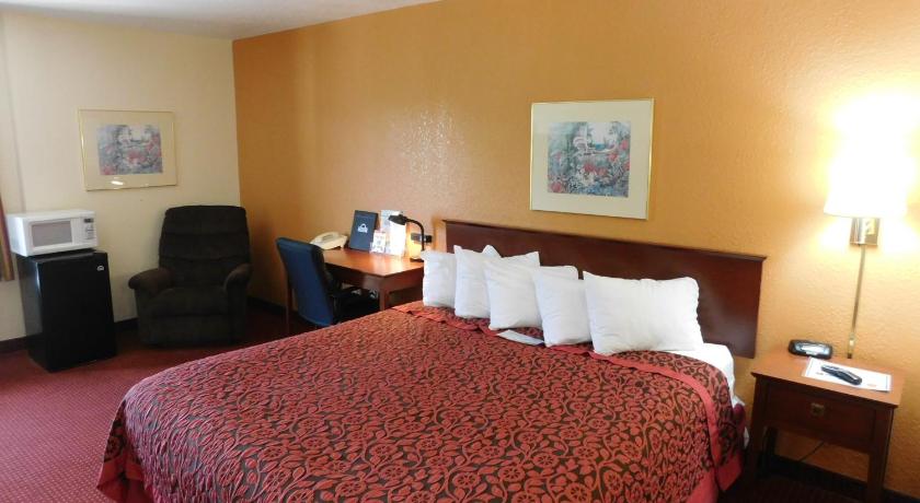 Days Inn & Suites by Wyndham Cedar Rapids