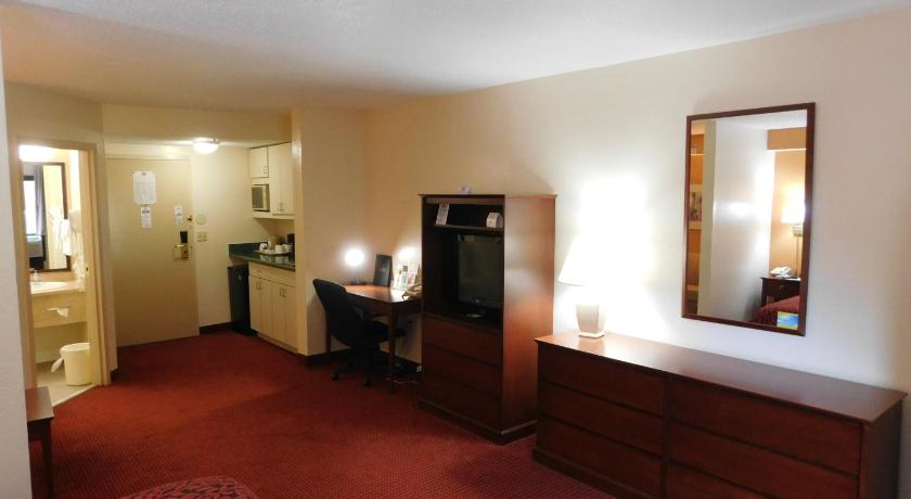 Days Inn & Suites by Wyndham Cedar Rapids