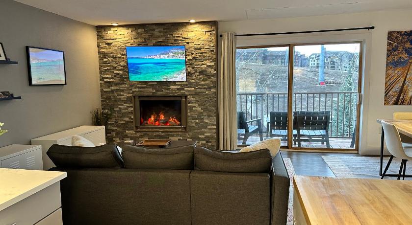 スティームボートスプリングス Updated 2 Bed 2 Bath Ski In Ski Out with King Beds, Hot Tub, Private Balcony 4つ星 宿泊施設 スイート