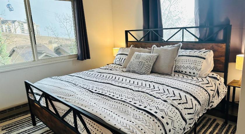 スティームボートスプリングス Updated 2 Bed 2 Bath Ski In Ski Out with King Beds, Hot Tub, Private Balcony 4つ星 宿泊施設 プール