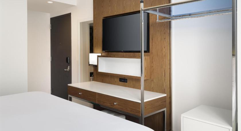 1 King Bed, Nonsmoking, Larger Room 이미지 11